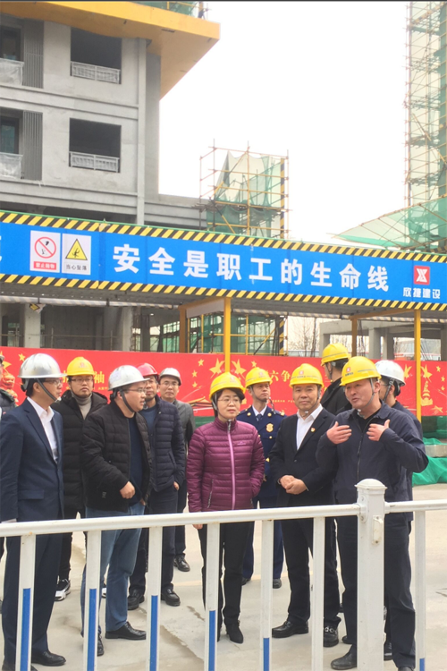 調整後 03 項目經理(lǐ)張偉強向丁書(shū)記彙報(bào)項目現(xiàn)場(chǎng)施工(gōng)安全生(shēng)産工(gōng)作(zuò)部署.png