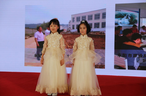 調整後 05 單筱悠、王芮甯演唱(chàng)《你(nǐ)笑(xiào)起來(lái)真好(hǎo)看(kàn)》.jpg