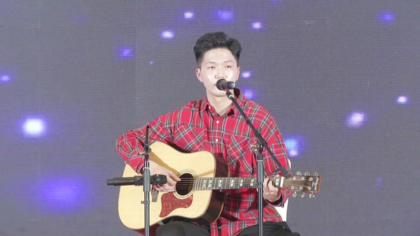 調整後 06 欣捷建設浙江公司潘俊傑自(zì)彈自(zì)唱(chàng)《友(yǒu)情歲月(yuè)》.jpg