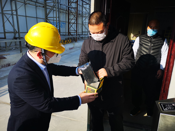 05  朱總為(wèi)項目部工(gōng)作(zuò)人(rén)員(yuán)送上(shàng)防疫物(wù)資.JPG