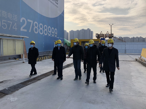 01  甯波市(shì)江北(běi)區(qū)區(qū)長(cháng)傅貴榮、副區(qū)長(cháng)鄭銘鈞一(yī)行(xíng)視(shì)察指導文(wén)創港項目防疫及複工(gōng)工(gōng)作(zuò).JPG