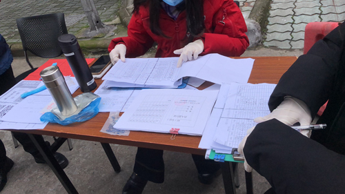 03  欣捷建設執勤志(zhì)願者詳細做(zuò)好(hǎo)進出人(rén)員(yuán)登記.jpg