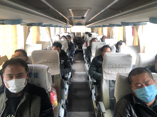 02  員(yuán)工(gōng)乘坐(zuò)“誠晖愛(ài)心包車(chē)”.JPG