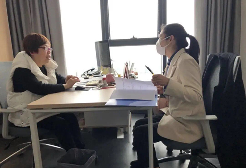 浙江同舟律師(shī)事(shì)務所專職律師(shī)為(wèi)園區(qū)企業(yè)提供法律咨詢服務.jpg