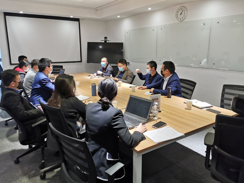 1590538355652093.jpg 02檢查小(xiǎo)組與建設單位人(rén)員(yuán)溝通(tōng).jpg