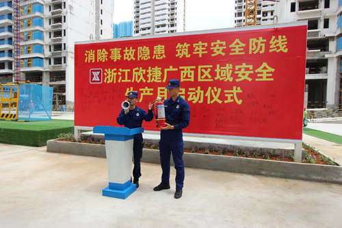 1592180556712771.jpg 02消防大(dà)隊隊員(yuán)現(xiàn)場(chǎng)講解.JPG