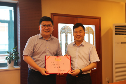 1592957704836565.jpg 頒發榮譽獎杯-2.jpg