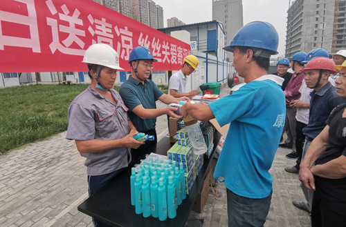 1595672265993505.jpg 02長(cháng)安大(dà)學項目部慰問(wèn)現(xiàn)場(chǎng).jpg