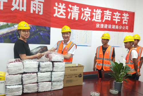 1596587832205179.jpg 高(gāo)溫慰問(wèn)送清涼03.jpg