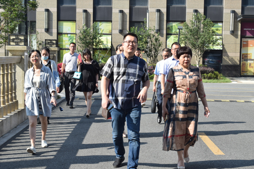 1596588328741664.jpg 海(hǎi)創公司單揚勳總經理(lǐ)陪同陳彩月(yuè)副書(shū)記一(yī)行(xíng)參觀清華甯波科(kē)創園.JPG