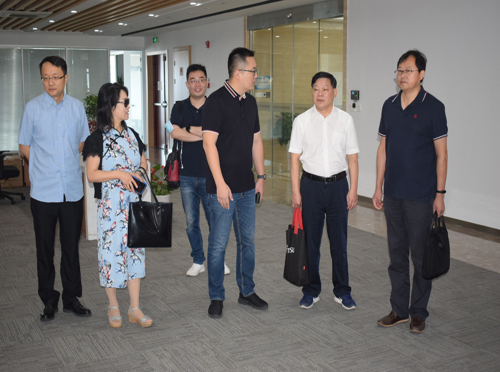 1598229536781186.jpg 梁主委一(yī)行(xíng)參觀海(hǎi)創公司.JPG