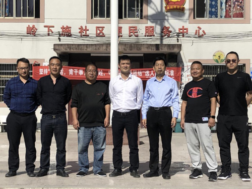 1606467580127625.jpg 05 幫扶人(rén)員(yuán)與嶺下(xià)施村(cūn)黨支部書(shū)記合影(yǐng).jpg