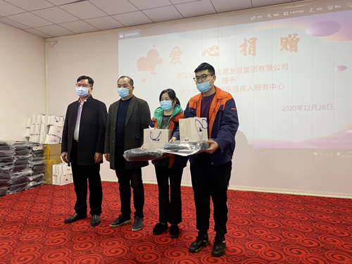 06  總經理(lǐ)林(lín)通(tōng)為(wèi)諧樂(yuè)殘疾人(rén)服務中心員(yuán)工(gōng)代表送上(shàng)捐贈物(wù)品-2.jpg