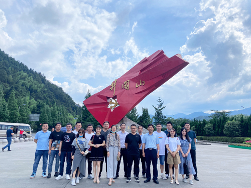 1624839080135009.jpg 01 紅(hóng)旗雕塑前合影(yǐng).jpg