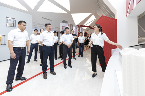 1624961047324975.jpg 2、參會(huì)領導及企業(yè)代表參觀欣捷集團黨群服務中心.jpg