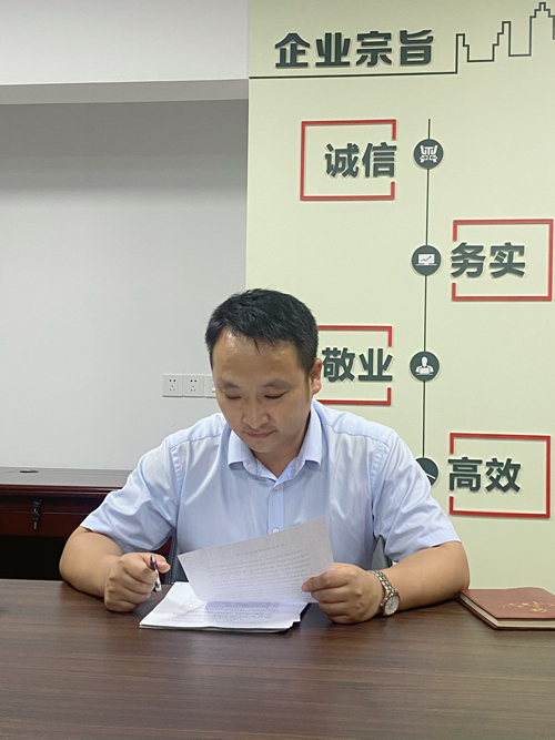 03  副總經理(lǐ)施軍華做(zuò)工(gōng)傷處理(lǐ)與勞資糾紛培訓.jpg