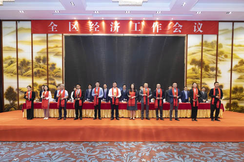 1653463588454671.jpg 01 林(lín)總代表公司領獎.jpg