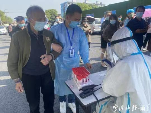 1658389663597090.jpg 03 虞騰峰參與疫情防控工(gōng)作(zuò)中-2.jpg
