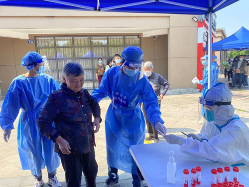 1658391238896118.jpg 04 李建良參與疫情防控、社區(qū)工(gōng)作(zuò)中-4.jpg