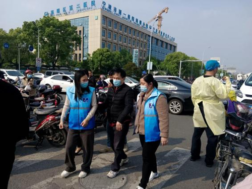 1658391517238767.jpg 04 陶彩玲護送行(xíng)動不(bù)便的(de)居民(mín)做(zuò)核酸檢測-1.jpg