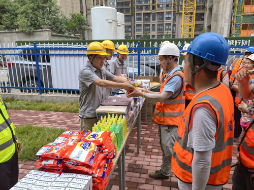 1658392380707969.jpg 03對(duì)一(yī)線建設者發放(fàng)慰問(wèn)品.jpg