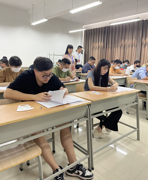 1660031798392448.jpg 03 建築技(jì)能(néng)工(gōng)人(rén)職業(yè)考核筆(bǐ)試現(xiàn)場(chǎng) 甯波市(shì)住房(fáng)和(hé)城(chéng)鄉(xiāng)建設局相(xiàng)關領導現(xiàn)場(chǎng)督導-3.jpg