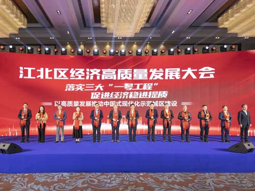 1678429014771029.jpg 01 林(lín)總代表公司領獎.jpg