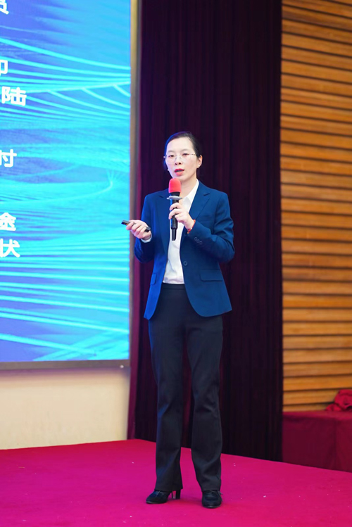 15  牟舟霞做(zuò)課程培訓.jpg