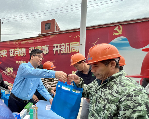 1685062433210965.jpg 02 林(lín)總、施總為(wèi)項目建設者送上(shàng)慰問(wèn)關懷-1.jpg