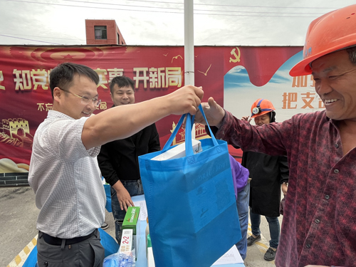 1685062450275788.jpg 03 林(lín)總、施總為(wèi)項目建設者送上(shàng)慰問(wèn)關懷-2.jpg