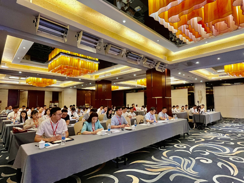 03  現(xiàn)場(chǎng)參會(huì)人(rén)員(yuán)認真聆聽(tīng).jpg