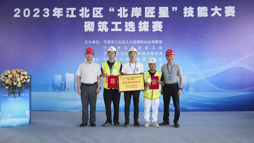 16  誠晖集團總經理(lǐ)林(lín)通(tōng)與公司選手合影(yǐng).jpg