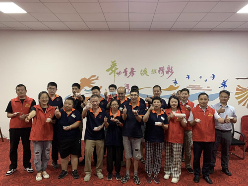 1695774803363698.jpg 06 誠晖集團志(zhì)願者與諧樂(yuè)殘疾人(rén)之家(jiā)合影(yǐng)留念.jpg
