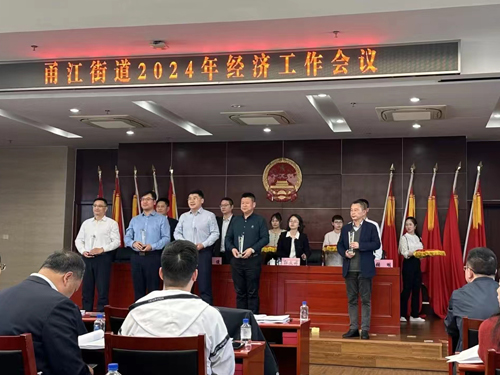 03  林(lín)通(tōng)總經理(lǐ)榮獲“甬江經濟建設優秀企業(yè)家(jiā)雄鷹獎”.jpg