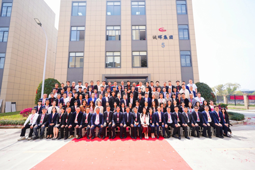 1712130674393080.jpg 13 誠晖集團全體(tǐ)員(yuán)工(gōng)合影(yǐng)留念.jpg