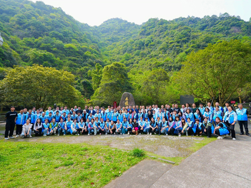 1713514233127129.jpg 01 各村(cūn)社治保主任及卓立公司全體(tǐ)員(yuán)工(gōng)在五龍潭景區(qū)合影(yǐng).jpg