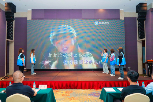 1713514401600027.jpg 28 馮家(jiā)村(cūn)和(hé)後倉村(cūn)的(de)網格員(yuán)鄭慧娟、李祎、許益萍、應超,杜雅琦-合唱(chàng)曲目《明(míng)天會(huì)更好(hǎo)》.jpg