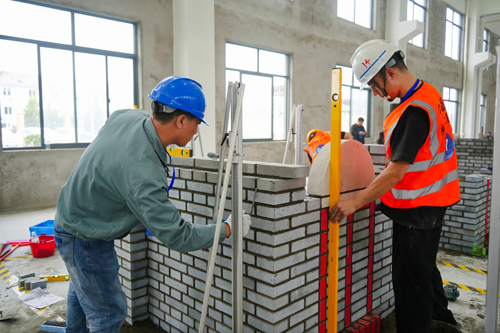 1714983948498407.jpg 12.誠晖公司選手程孔明(míng)、輔助工(gōng)林(lín)士福全力投入砌築工(gōng)比賽-4.jpg