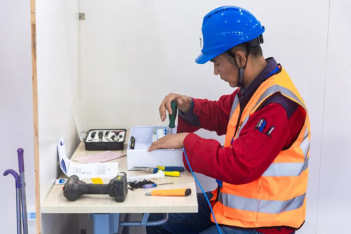 1714983968490130.jpg 13 電(diàn)工(gōng)比賽實操現(xiàn)場(chǎng)-1.jpg