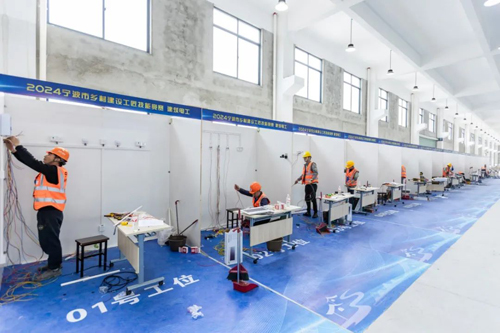 1714983975451342.jpg 16 電(diàn)工(gōng)比賽實操現(xiàn)場(chǎng)-4.jpg