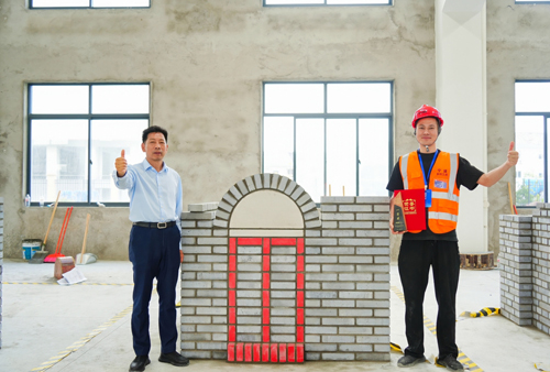 1714984035144741.jpg 22.誠晖集團董事(shì)長(cháng)張尚華與公司選手合影(yǐng)-1.jpg