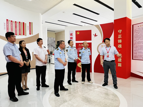 1717143444531390.jpg 02黨支部書(shū)記施軍華介紹黨建情況.jpg