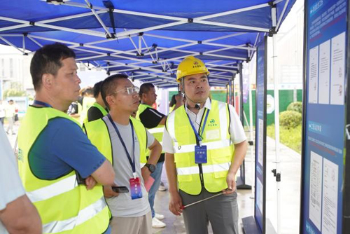 1719537350866697.jpg 07 卓衆人(rén)力公司在各觀摩展示區(qū)域進行(xíng)分(fēn)享交流.jpg