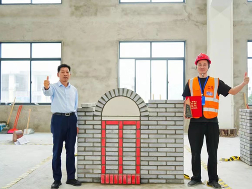 1723165232532477.jpg 04誠晖集團董事(shì)長(cháng)張尚華與公司選手合影(yǐng).jpg